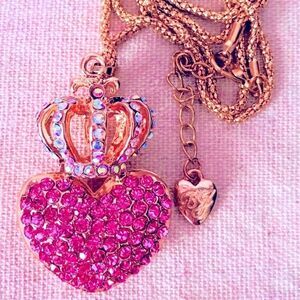 Betsey Johnson SPARKLING SWEETHEART QUEEN PINK/ Gold NECKLACE.